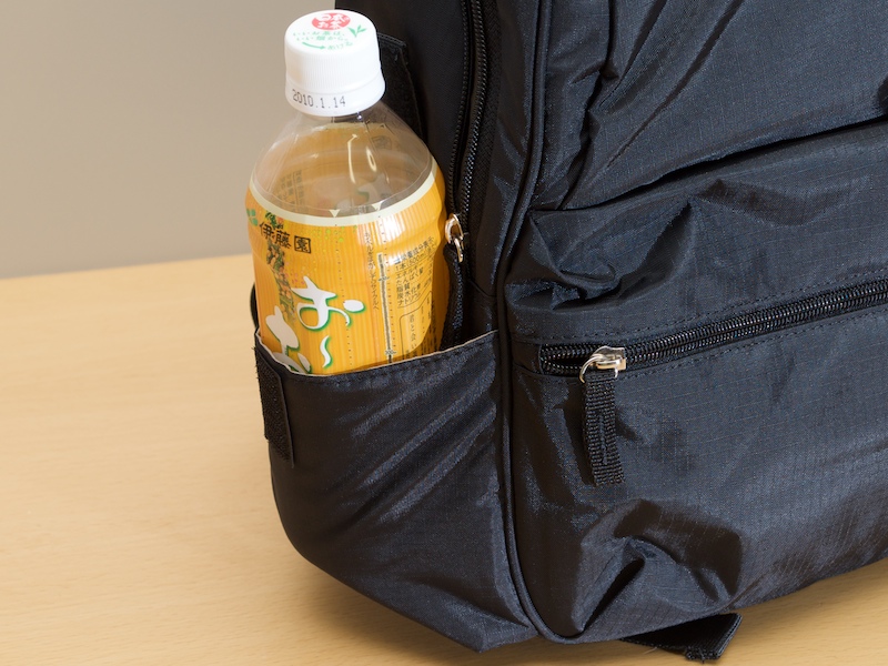 <b>左手側にはペットボトルホルダーを装備</b>