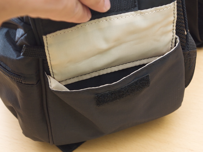 <b>右手側のポケットはレンズキャップの収納に便利</b>