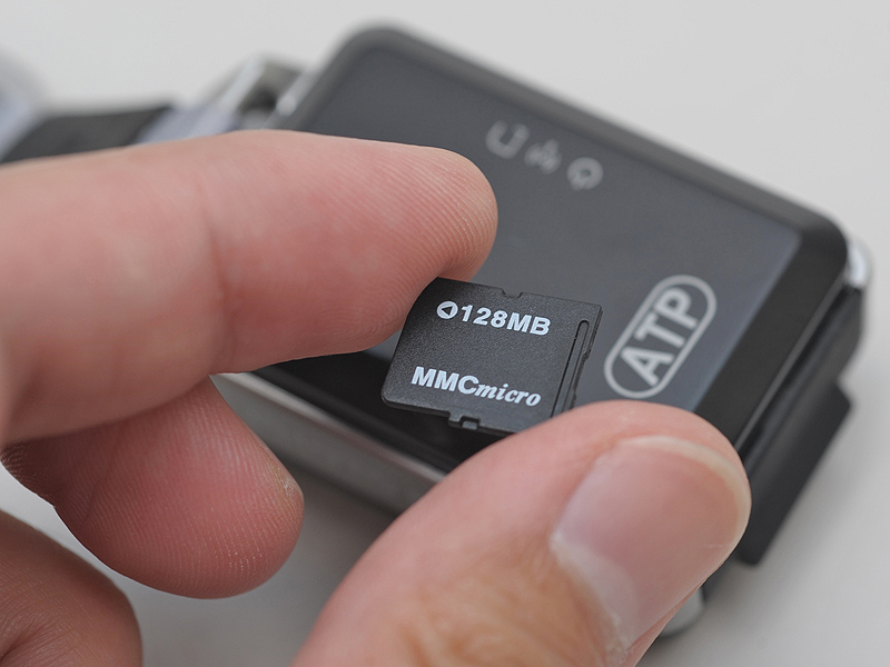 <b>パッケージには128MBのMMCmicroが付属</b>