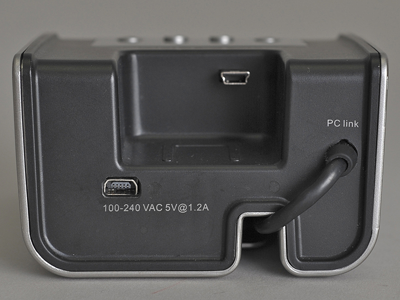 <b>背面にはPC接続用のUSBケーブルが出ている。左の端子は電源用。USBでも給電できる</b>