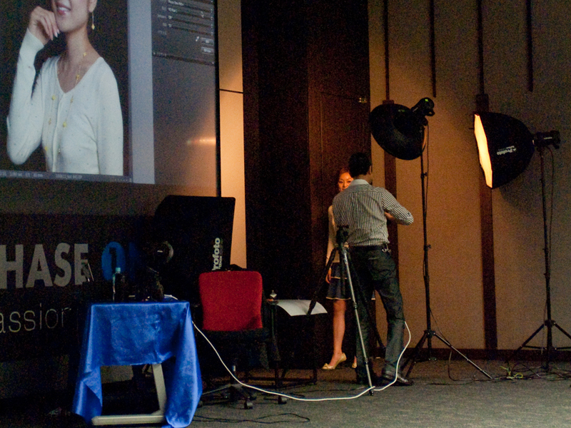 <b>モデルの撮影を行なっているところ。カメラはPCに連結され、画像がスクリーンに投影されている</b>