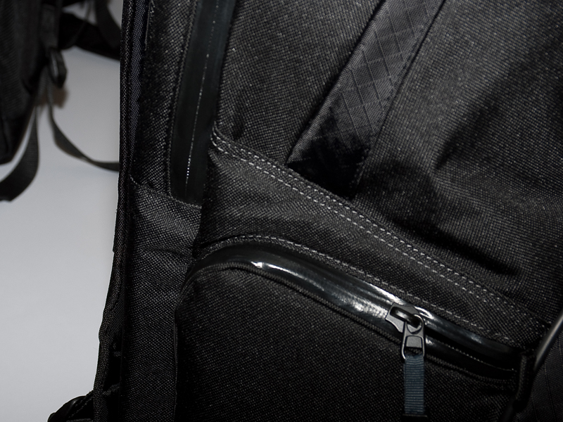 <b>ジッパーの部分は直接水が触れないようになっている</b>