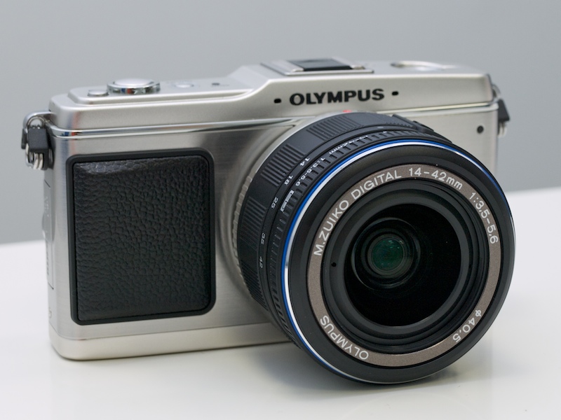 <b>E-P1（シルバー）。レンズはM.ZUIKO DIGITAL ED-14-42mm F3.5-5.6</b>