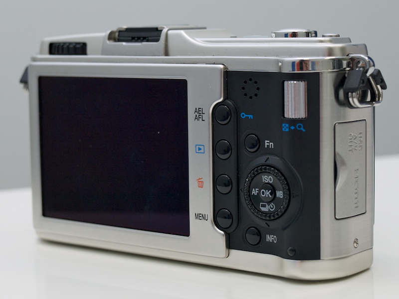 <b>背面にはステンレス素材を採用する</b>