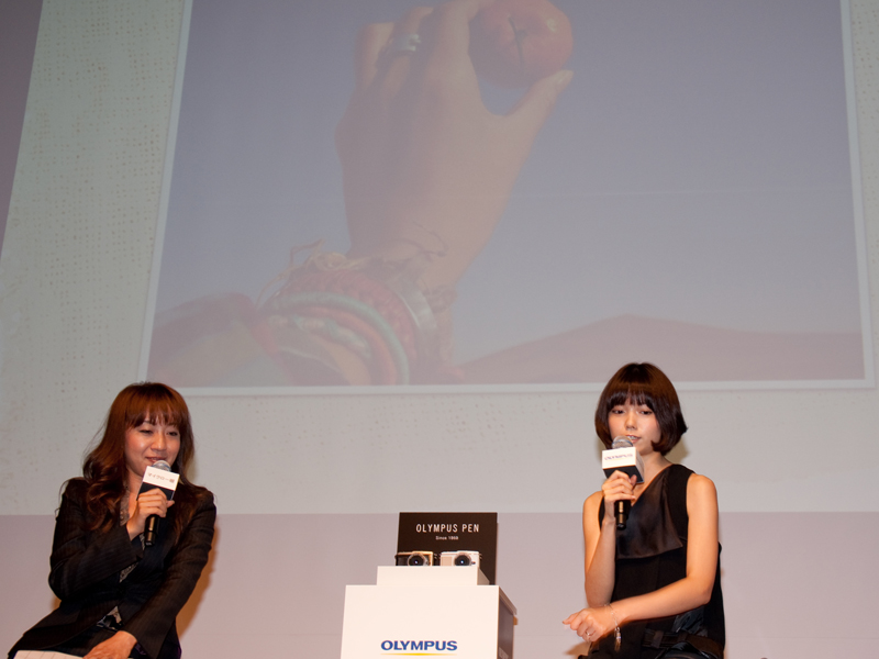 <b>写真には手や足などを入れることが多いという</b>