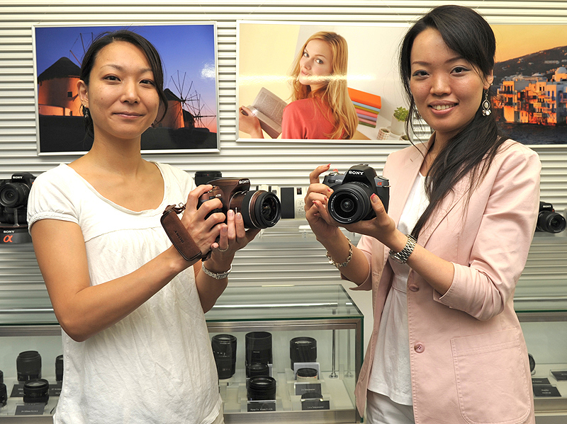 <b>ソニーパーソナルイメージング&amp;サウンド事業本部AMC事業部の竹倉千保氏（右）と、同AMC事業部アルファシステムビジネス部商品企画課の阿部文子氏（左）</b>