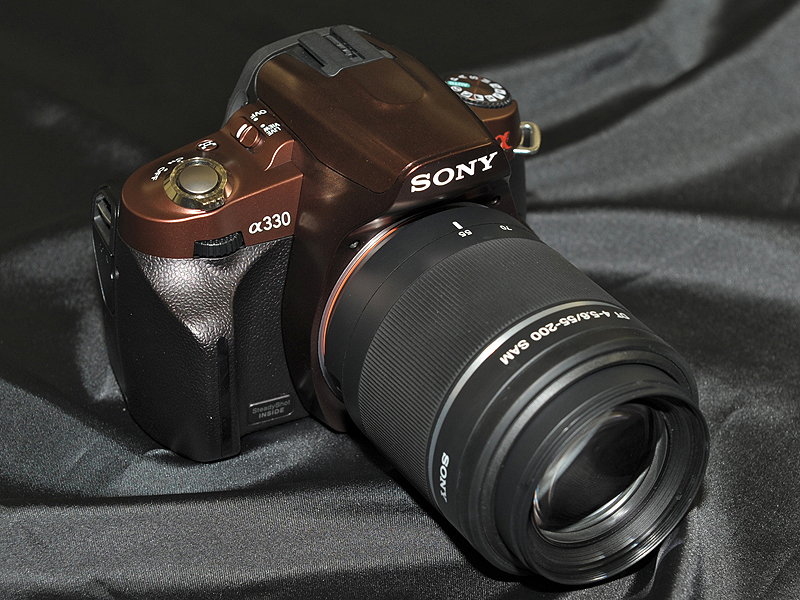 <b>ボディのラバー部分が黒っぽい色のため、黒色のレンズとのマッチングがいい</b>