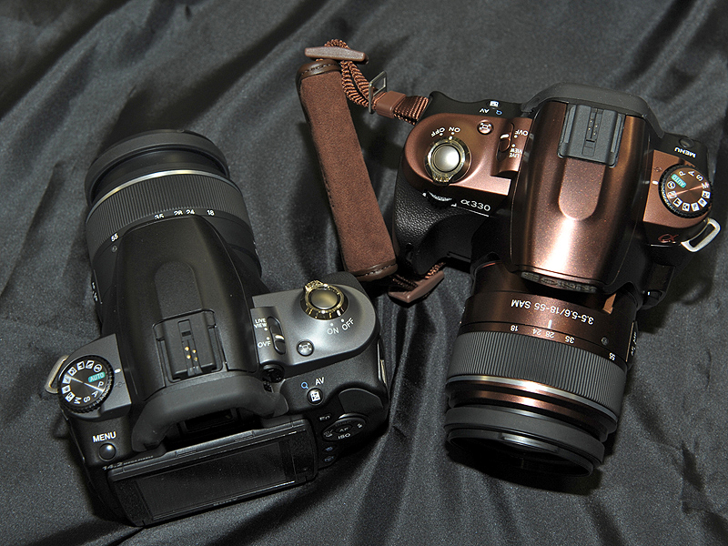 <b>オーバル型の天面はデザイナーがこだわった部分。シャッターボタンにはメッキを施した</b>