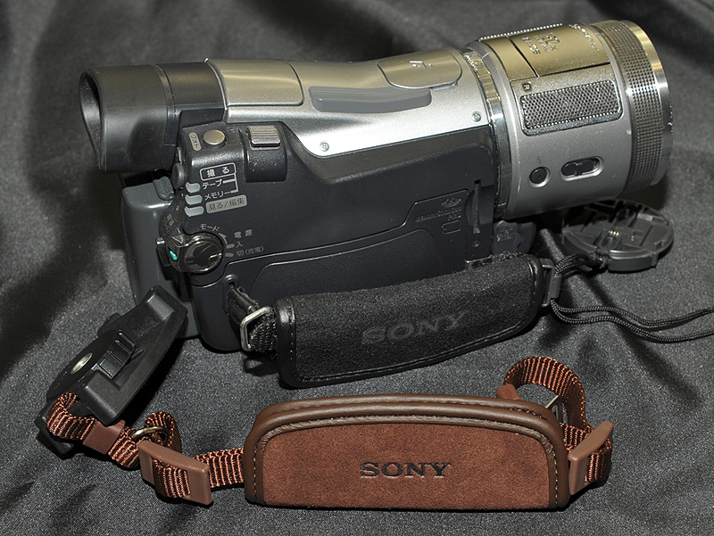 <b>STP-HS1AM（下）は、ハンディカムのハンドストラップによく似たデザインになった</b>