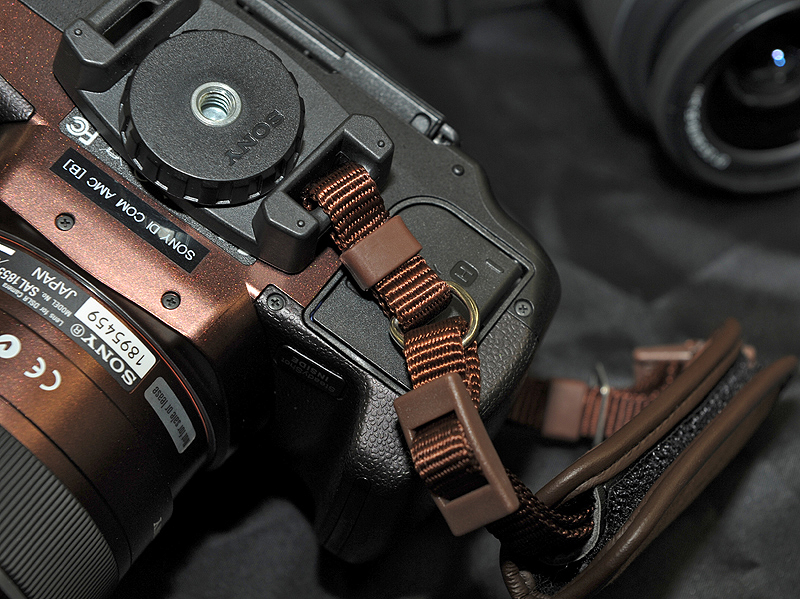 <b>ハンドストラップは底部にリングを設け、手首に合わせて動く工夫をした</b>