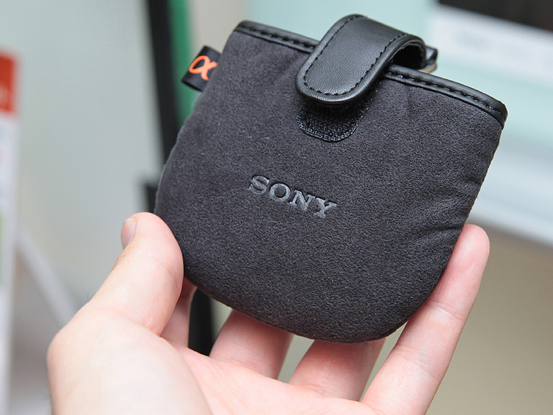 <b>LCS-LC1AM。レンズキャップ収納の定位置となる“ポケット”</b>