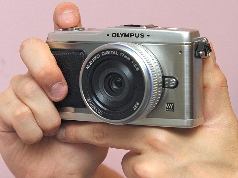 <b>E-P1（シルバー）。装着レンズは「M.ZUIKO DIGITAL 17mm F2.8」</b>