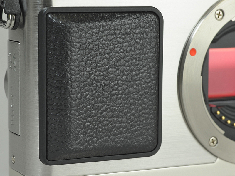 <b>合成皮革の滑り止めを備える</b>