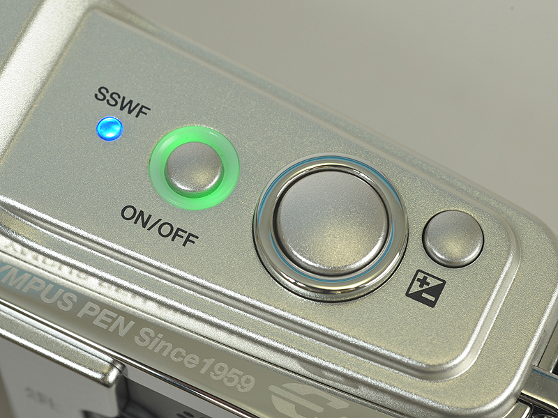 <b>シャッターボタン周り。電源ON時は、パワーボタンの周りがグリーンに光るほか、超音波防塵フィルター（SSWF）の動作を青のランプで知らせる</b>