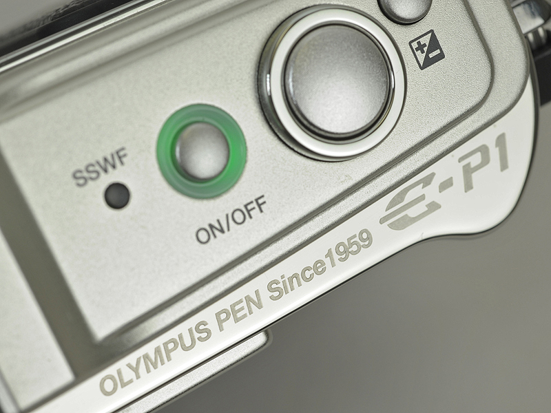 <b>「OLYMPUS PEN Since 1959 E-P1」の文字をレーザーで刻印</b>