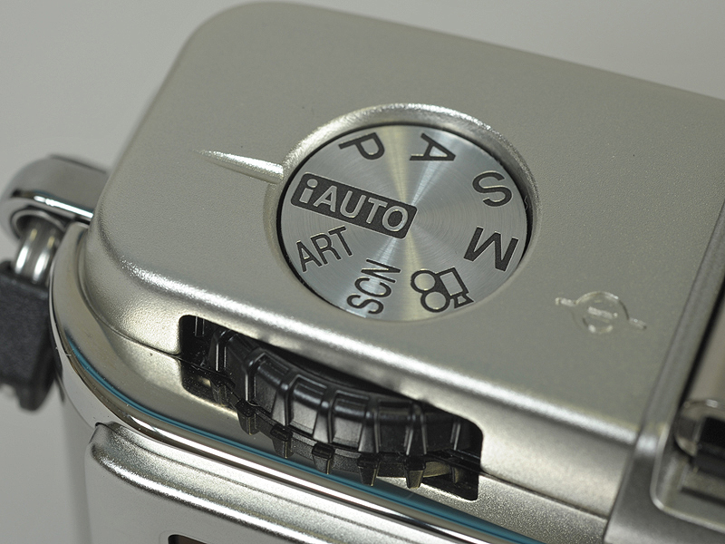 <b>モードダイヤルは背面から回転させる。動画ポジションも設けた</b>