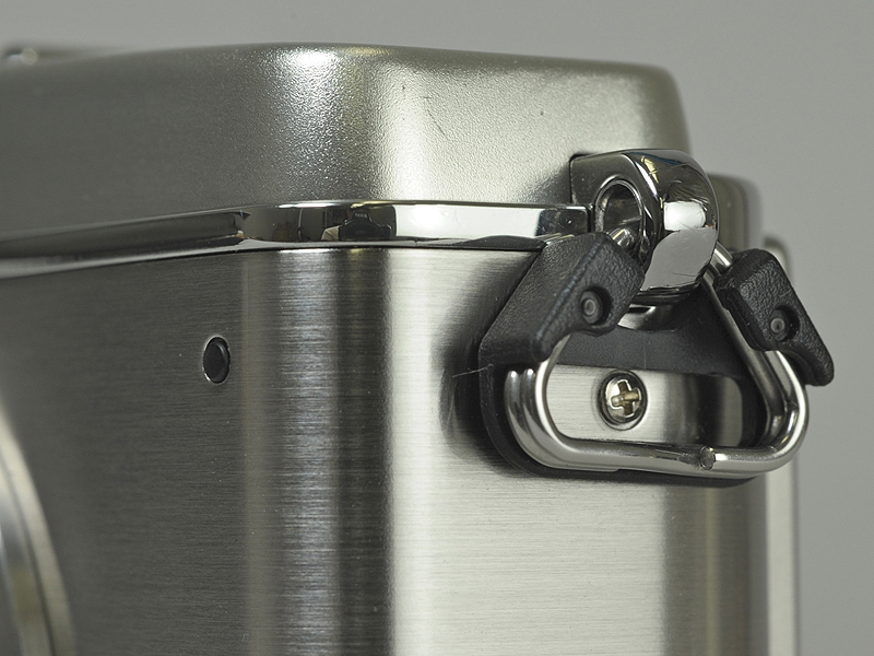 <b>ストラップの吊り輪は三角環式で、2点吊りになっている</b>