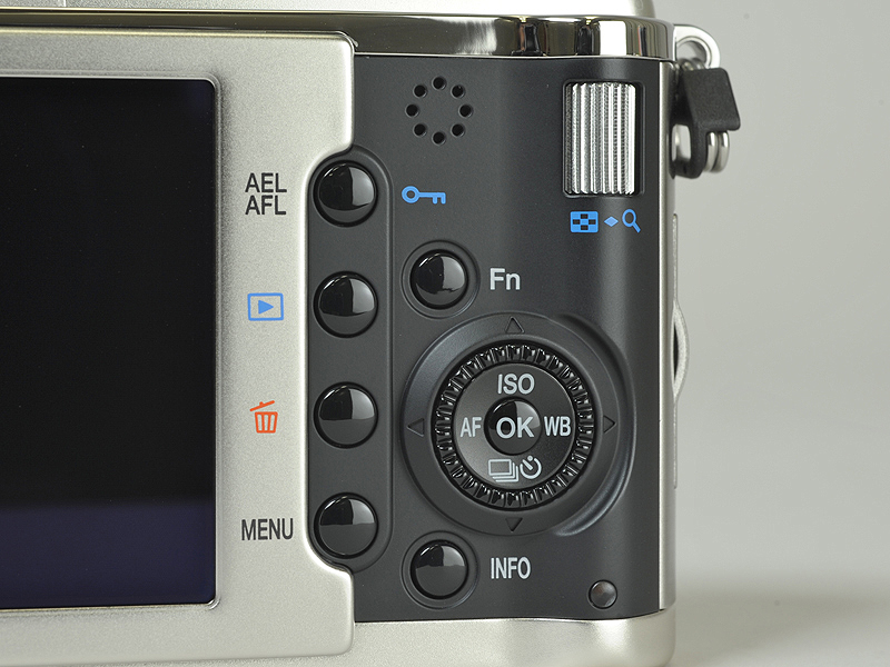 <b>背面のボタン類は右側に集約した</b>