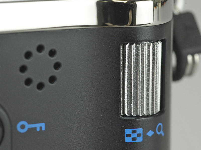 <b>親指で回すサブダイヤルを背面右上に設けた</b>