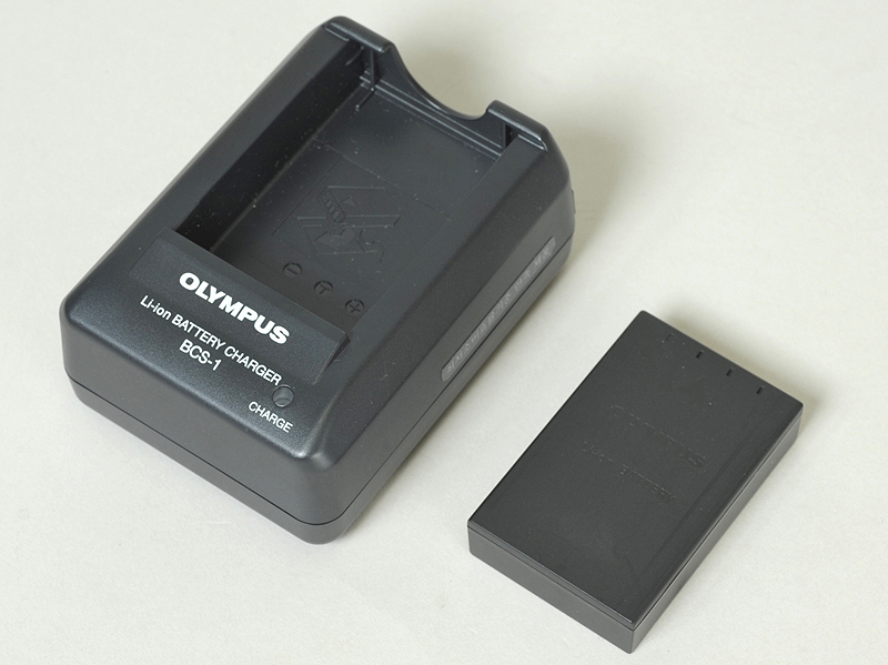 <b>付属の充電器（左）とバッテリー</b>