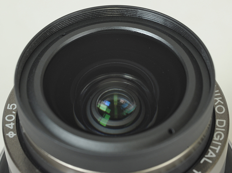 <b>先端には40.5mm径のフィルターやフードを取り付けできる</b>