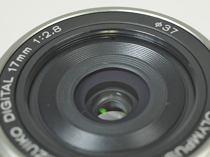 <b>37mm径のフィルターやフードを装着可能</b>