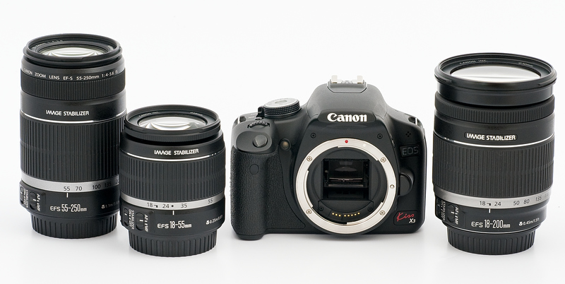 <b>今回使用した機材。カメラはキヤノンEOS Kiss X3。レンズは左からEF-S 55-250mm F4-5.6 IS、EF-S 18-55mm F3.5-5.6 IS、EF-S 18-200mm F3.5-5.6 IS</b>