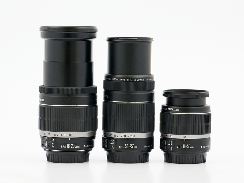 <b>こちらは望遠端。EF-S 18-200mmがいちばん長く伸びる。前玉が大きいこともあって、重心移動も大きい</b>