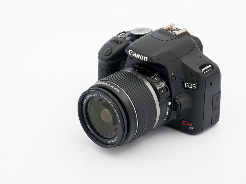 <b>EF-S 18-55mm付きのEOS Kiss X3。コンパクトだし、軽快。肩凝りにならなさそうな感じ</b>