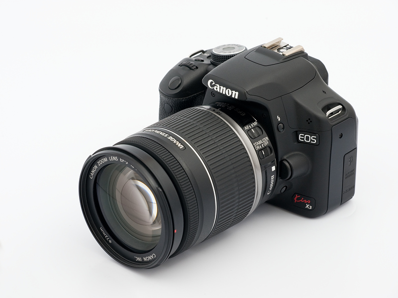 <b>EOS Kiss X3には少々アンバランスな感じのEF-S 18-200mm。首にかけてるとけっこう疲れる</b>