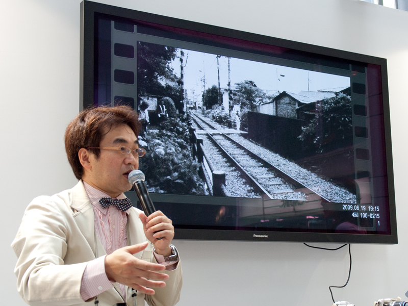 <b>ラフモノクロームで江ノ電を撮影した動画の上映も行なった</b>