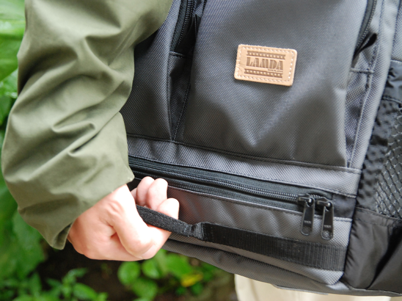 <b>裾部分にはハンドルを備える</b>