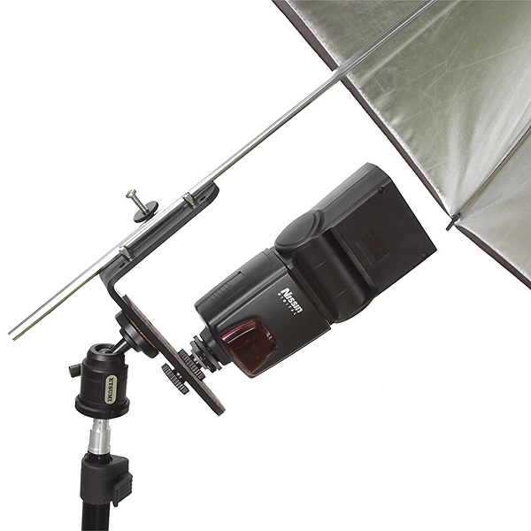 <b>別売のレインブラケット（E-199）を使用してクリップオンストロボの取り付けが可能</b>
