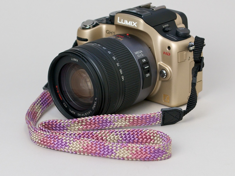 <b>H &amp; Sストラップ（ローズ）をLUMIX DMC-GH1に装着した状態</b>