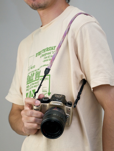 <b>そのまま撮影はできないが、肩にかけることも可能</b>