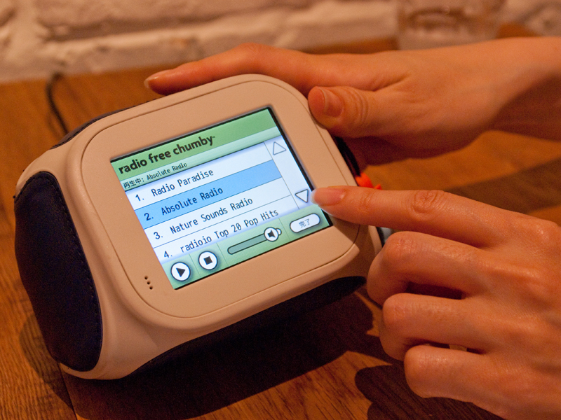 <b>テーブル席のChumbyでWebラジオを聴いているところ</b>