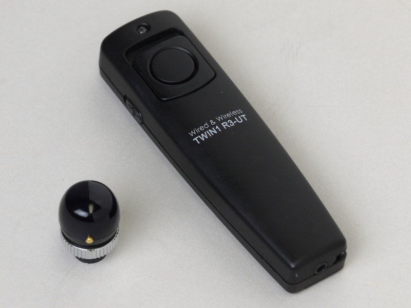 <b>左から受信機とリモコン</b>