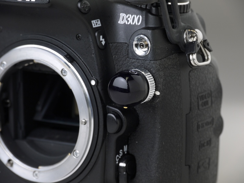 <b>D300に装着したところ。収納時や移動時に少し気を使う</b>