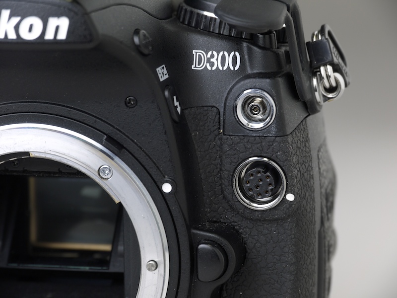 <b>D300の10ピンターミナル（2つ並んだ端子のうち下側）</b>