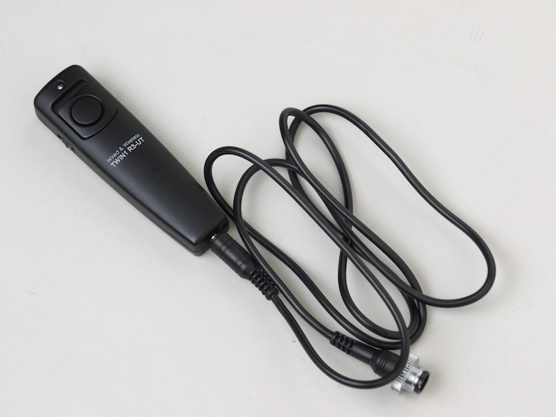 <b>ケーブルも付属。ワイヤードでも利用できる</b>