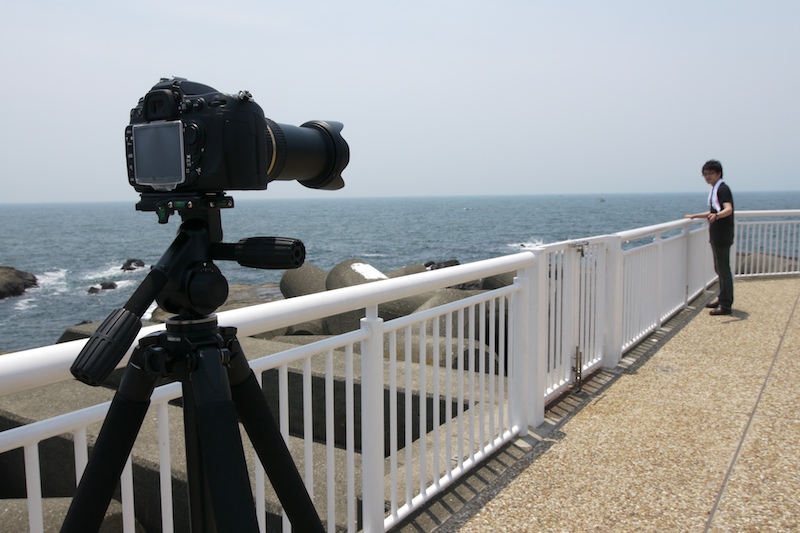 <b>カメラから離れてのポートレート撮影に挑戦。10秒セルフタイマーでは少々きつい距離だ</b>