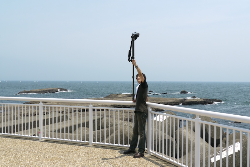 <b>一脚を伸ばして自分を中心に撮影。重いD300を支えつつの撮影なので、ワイヤレスでの操作が重宝した</b>