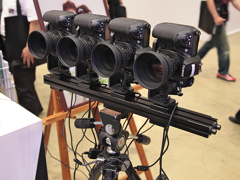 <b>撮影には、4台のデジタル一眼レフカメラが必要</b>