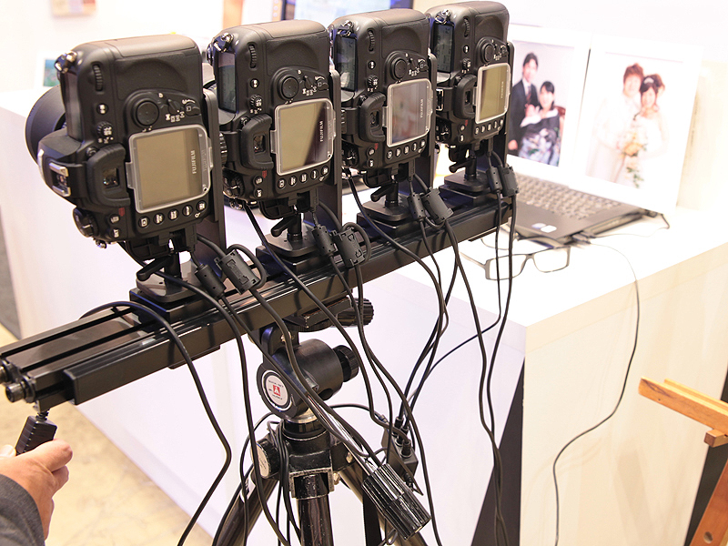 <b>背面から。1つのレリーズで4台のシャッターを同時に切れる</b>