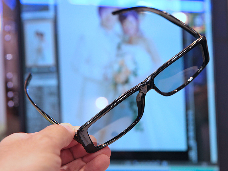 <b>3Dディスプレイ用のメガネ</b>