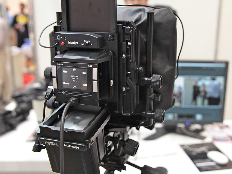 <b>トヨビューに装着した「M22」。実際に撮影を試すことができる</b>