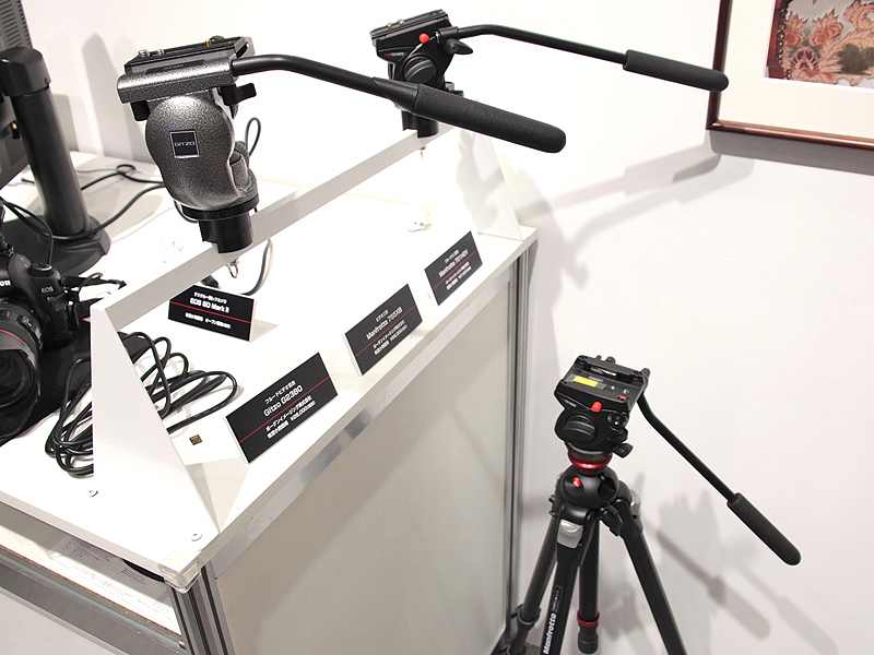 <b>ボーゲンイメージングがEOS 5D Mark IIでの使用を推奨している三脚と雲台。ジッツオ「G2380」（雲台、2万9,400円、左）、マンフロット「755XB」（三脚、5万7,750円、右下）、マンフロット「701HDV」（雲台、2万9,295円、右上）</b>