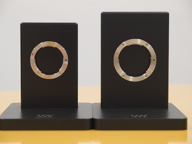 <b>マウント径の違いを見せるサンプル。左がマイクロフォーサーズ、右がフォーサーズ</b>