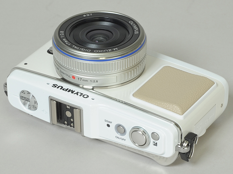 <b>こちらはパンケーキセットに付属するM.ZUIKO DIGITAL 17mm F2.8を装着したところ</b>