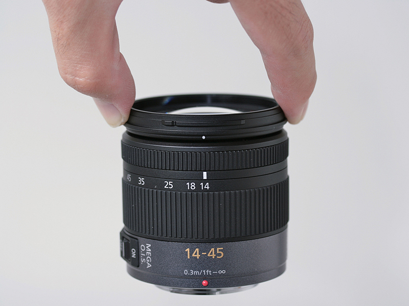 <b>LUMIX G VARIO 14-45mm F3.5-5.6 ASPH. MEGA O.I.S.。価格は3万6,750円</b>